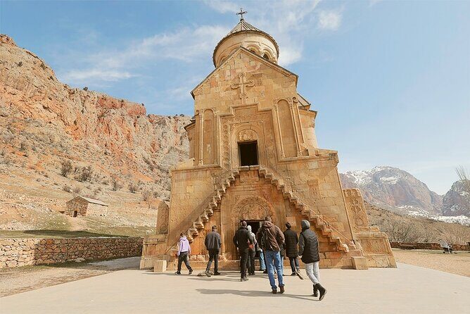 4 Days Armenia Package with Accommodation, Tours and Transfers - Day 1: Zvartnots Airport Meet-Up and the Easy Hotel Start
